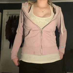 ”Diesel” hoodie - Ljusrosa hoodie med dragkedja från Diesel. Fina detaljer såsom ett diskret men stilrent tryck över ena bröstet.  ・❥・OBSERVETA fettfläcken som tydligt syns på första bilden. Går antagligen bort med visst fläckborttagningsmedel, har dock inte testat ・❥・Köpt i andra hand från Vinted, så kan verkligen inte garantera att den är äkta ・❥・Storlek XS, sitter väldigt tight ・❥・Dragkedjan är mycket smidig och liksom lätt  Ställ gärna frågor eller be om fler bilder samt tryck på Köp nu!