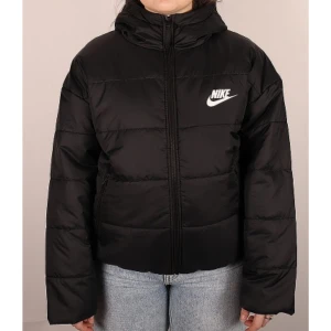 Vinterjacka från Nike - Nike Synthetic fill jacket. Snygg svart pufferjacka i storlek S. Jackan har ett Nike märke på ryggen och ett mindre på bröstet. Perfekt för vintern. Skriv för fler bilder eller vid frågor! 
