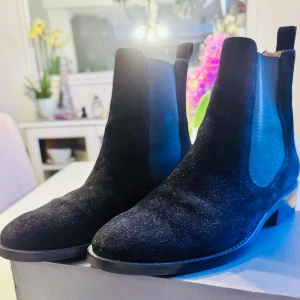 Svarta Chelsea boots från Vagabond - Snygga svarta Chelsea boots från Vagabond i skinn med elastiska paneler på sidorna. Perfekta för en stilren look.