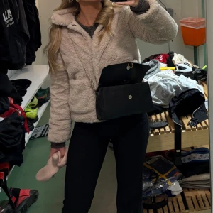 Beige pälsjacka - Mysig beige pälsjacka. Perfekt för kyliga dagar och ger en trendig look. Jackan har långa ärmar och en bekväm passform. Storlek Xs men funkar även för S💖