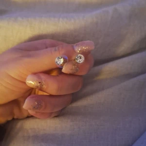 Örhängen  - Säljer fina örhängen med diamanter. (Dom är inte från edblad)💞💞