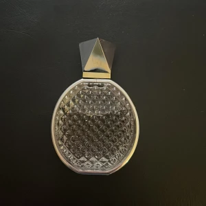 L.I.L.Y Eau de Parfum från Stella McCartney - Elegant parfymflaska med ett unikt diamantmönster och en geometrisk kork. L.I.L.Y av Stella McCartney är en Eau de Parfum i en stilren förpackning. Flaskan rymmer 30 ml och har en sofistikerad design som passar perfekt på sminkbordet.