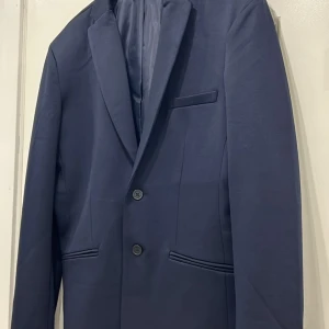 Helt ny mörkblå kavaj storlek 54  - Passar inte mig så det är en Helt ny mörkblå kavaj storlek 54 