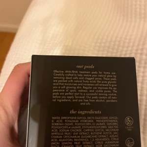 Tanrevel Glow Peel Pads - Helt oanvända/ oöppnade. De är glow peel pads. Som rengör huden och ta bort döda hudceller deusstom återfuktar. Man tar de i hela ansiktet och sen sköljer bort efter några minuter med ljummet vatten. Jag säljer för att jag har två stycken. Dom innehåller 60stycken.  Nypris 399kr på Lyko men dom är slutsålda på lyko❤️❤️