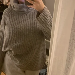 Grå stickad slit  - Säljer en fin stickad tröja med slit på sidorna i storlek S är lite iverzized o modellen men så fin med jeans till vintern så varm o skön