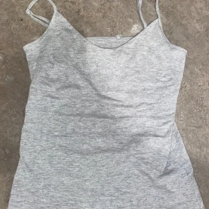 Grått linne - Säljer ett linne från lager 157 i storlek S men den är ganska liten i storleken tycker jag😇