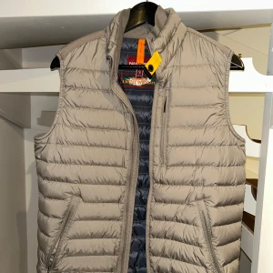 PJS Väst, PJS Puffer - Väst; 10/10 skick, pris 1500kr nypris 3400kr                              Puffer: 10/10 skick, pris 1700kr nypris 3900kr.                     Storlek S på båda