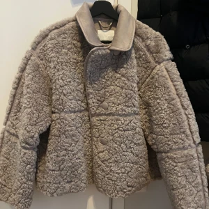Beige teddyjacka - Mysig beige teddyjacka med knappar