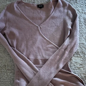 bubbleroom tröja  - säljer denna jätte fina rosa tröjan som går att knyta med band nere vid midjan, frågor dm 