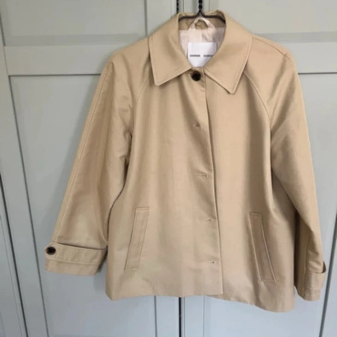 Kort trenchcoat från Samsoe Samsoe