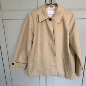 Kort trenchcoat från Samsoe Samsoe - Kort beige trenchcoat från Samsoe Samsoe i storlek 34. Passar 34&36. Som ny. 