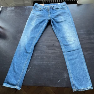 Dondup jeans - Snygga blå jeans från Dondup i skinny fit. De har en klassisk femficksdesign och slitna detaljer på framsidan för en trendig look. Tillverkade i Italien med högkvalitativt denim. Så gått som nya för väldigt bra pris ett par dikrekt från butik kostar 3000 kr. 