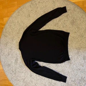 Stickad tröja från Oscar Jacobson i 100% ekologisk bomull!  - Riktigt snygg stickad tröja från OSCAR JACOBSON i nyskick inköpt på NK Göteborg i november. 