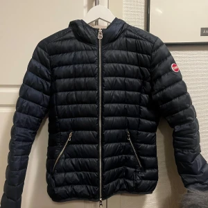 Colmarjacka  - Säljer min colmarjacka då den inte kommer till användning längre. Italiensk storlek 44 motsvarar s/m.