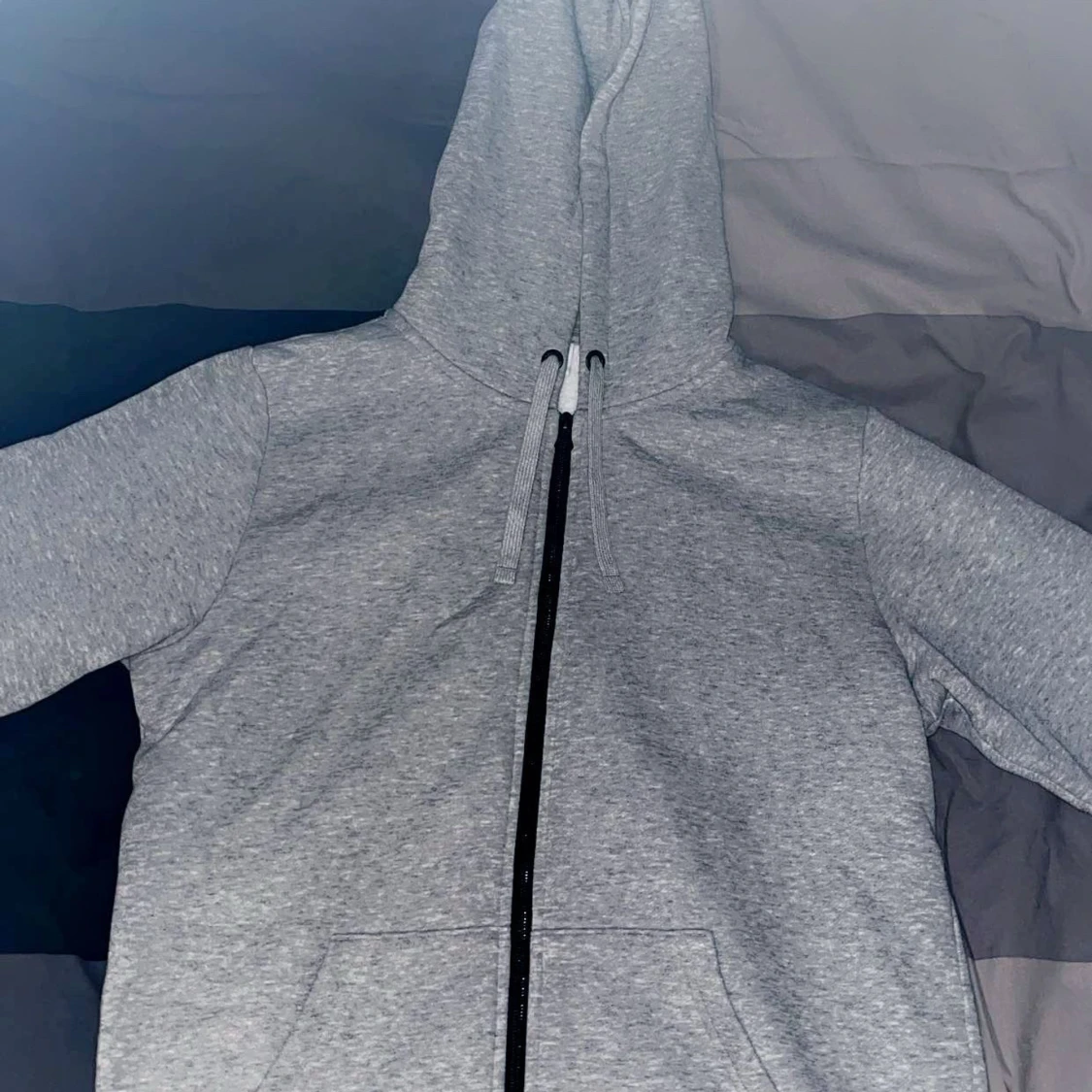 Grå hoodie med dragkedja