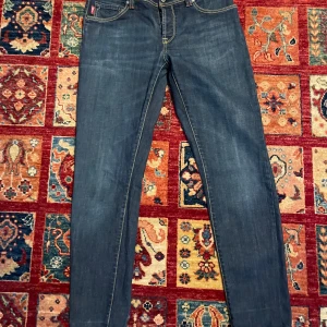 Mörkblå jeans från Tramarossa - Snygga mörkblå jeans från Tramarossa med klassisk femficksdesign och kontrastsömmar. Jeansen har en rak passform och är tillverkade i högkvalitativt denim. Perfekta för en stilren look. De är en fläk men den syns bara på insidan och jag vet inte vad de är. Om du har några frågor fråga på mvh Theodor 