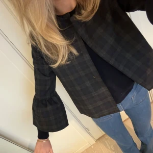 Trekvartsärmad jacka/ kavaj - Sjukt fin trekvartsärmad jacka/ kavaj från Zara🥰