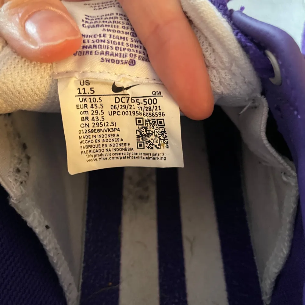 Säljer ett par lila Nike sneakers med vit sula och vit swoosh. Skorna har snörning och en stilren design, perfekt för vardagsbruk.. Kengät.
