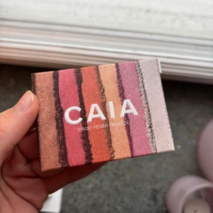 Disco Fever Palette från CAIA - Snygg ögonskuggspalett från CAIA med sex skimrande nyanser i silver, rosa, brons och koppar. Perfekt för att skapa glamorösa och festliga looks. Kompakt och lätt att ta med sig. Aldirg använd.