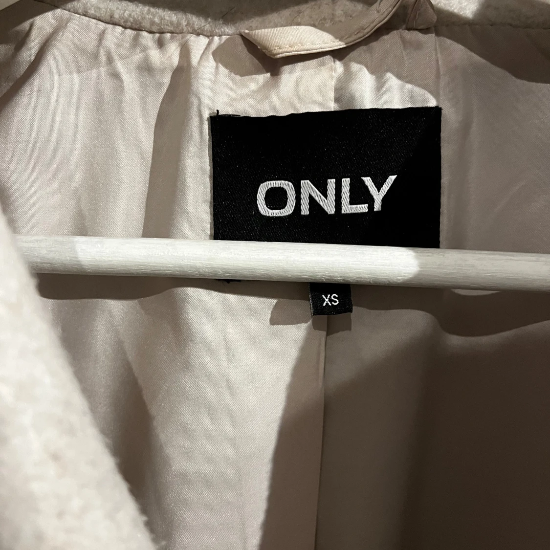 Beige kappa från ONLY - 90