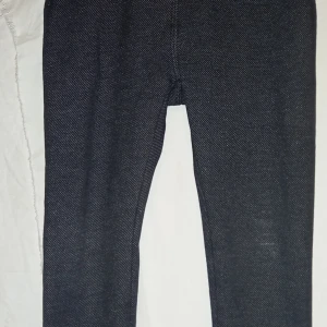 Blåa byxor från Lupilu - Säljer ett par blåa byxor från Lupilu. De har en klassisk design med en bekväm passform, perfekta för vardagsbruk. Byxorna är tillverkade i ett slitstarkt material som ger en stilren look. Storlek 98-104 