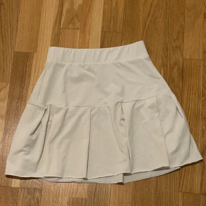 vit tenniskjol - vit tenniskjol från nelly, säljer då den inte kommer till användning längre, köparen står för frakten!!