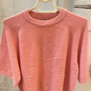Stickad tröja - Rosa stickad tröja från lager 157, köptes för 200kr förra månaden. Den passar inte mig så jag säljer den här! Jätte skönt material 