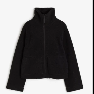 Svart teddyjacka med dragkedja - Säljer denna slutsålda teddyjacka från hm!! Nästan helt oanvänd☺️Kontakta mig om det finns önskemål om fler bilder