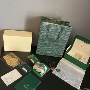 Klocka - Säljer en elegant Datejust med en stilren grå urtavla och datumvisning. Klockan har ett silverfärgat armband i rostfritt stål och kommer med originalförpackning och certifikat. Perfekt för den som vill ha en tidlös och lyxig accessoar. Buda