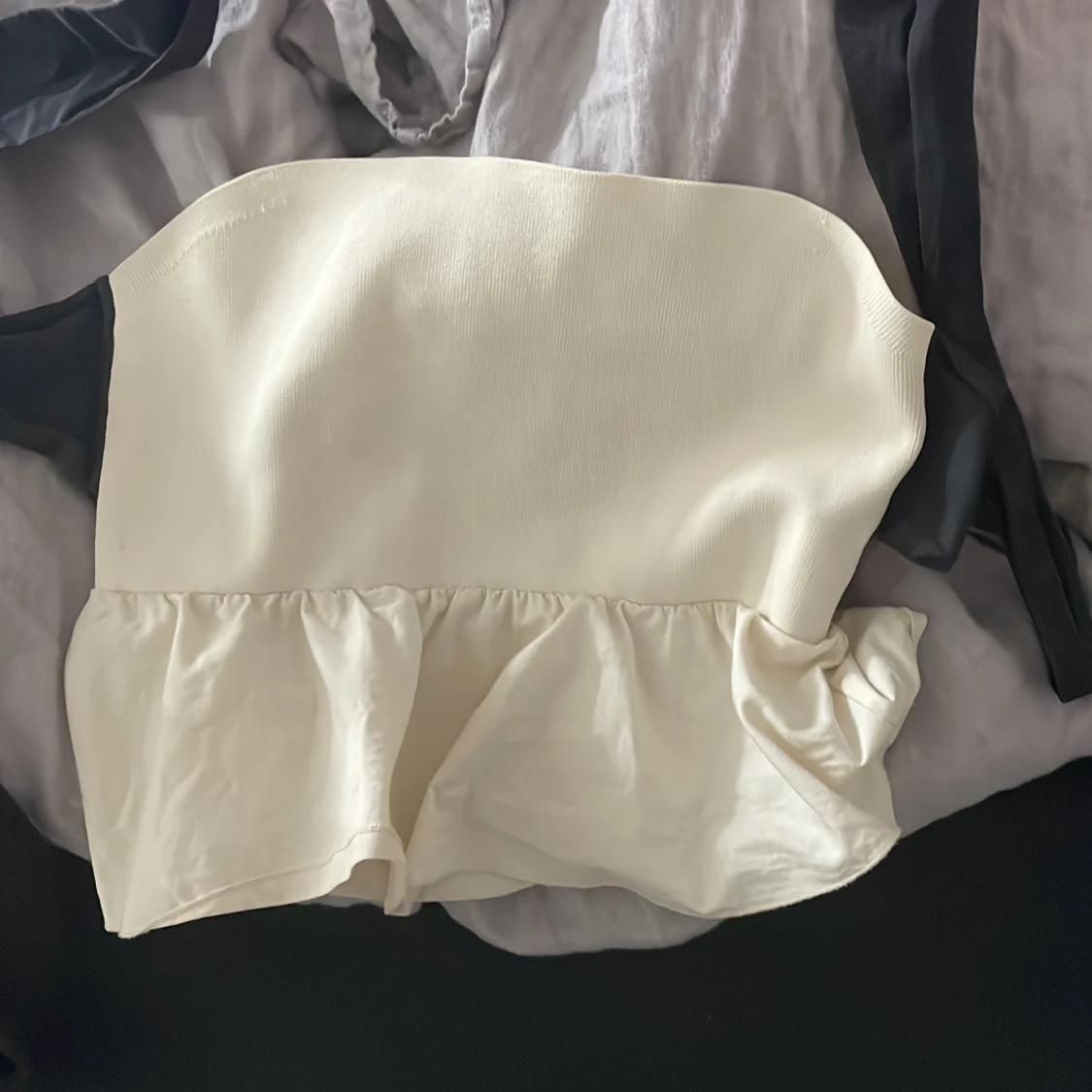 Beige tubtopp med volang och svart rosett på baksidan - 90