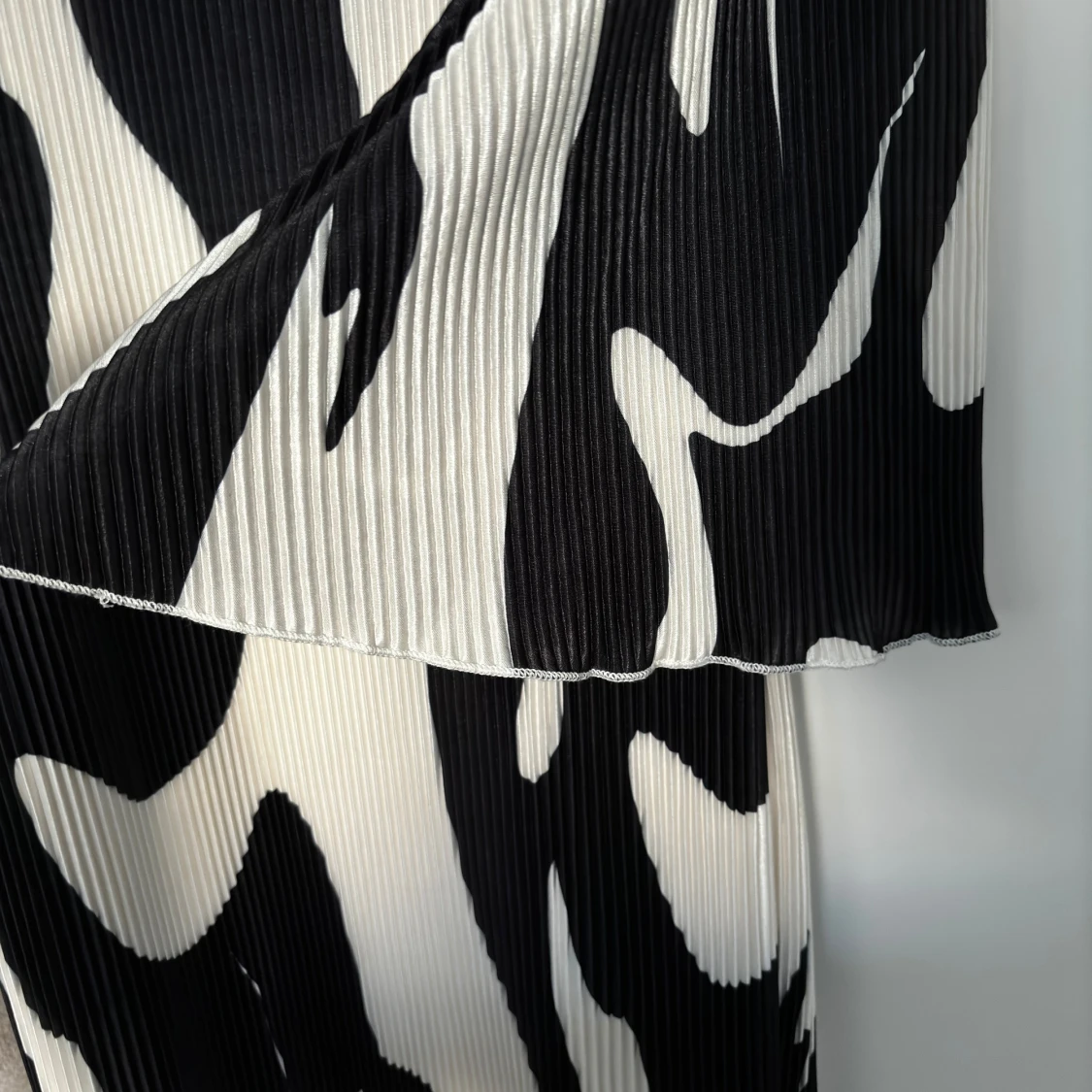 Svartvit långklänning med abstrakt mönster - 91