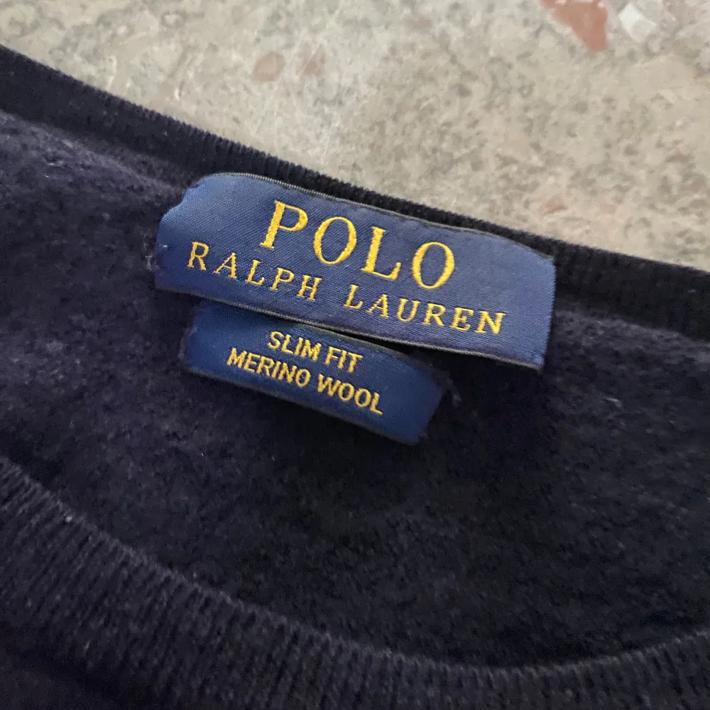 Säljer denna slim fit merino ull ralph lauren tröjan till ett riktigt bra pris | Tyvärr så är materialet krympt i tvätten och lite förstört så passar cirka 160 cm | Hör av er vid minsta fundering!. Tröjor & Koftor.