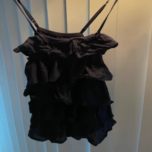 Volang topp från Hollister - Jätte fin volang top i en marinblå färg, storlek s❣️