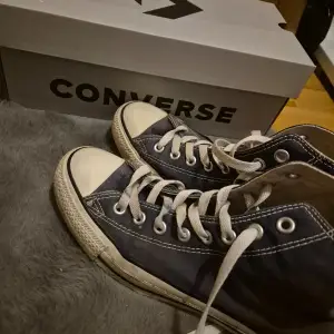 Säljer ett par blåa Converse All Star Chuck Taylor sneakers! Det är lite slitna, utan större skador men snygga<3