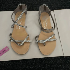 Silvriga sandaler  - Inte använda  Normala i storleken 