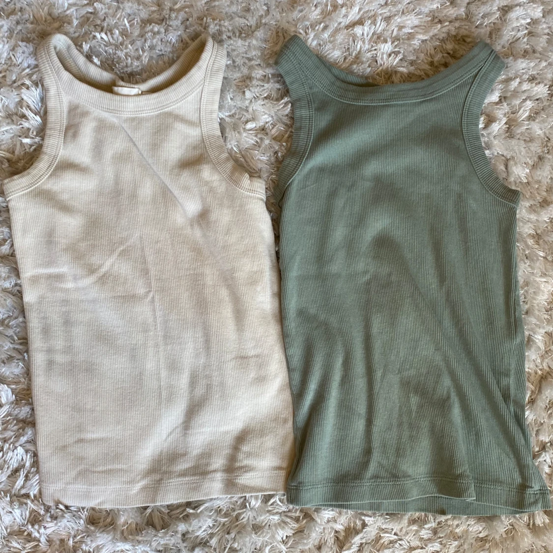 Två ribbade linnen i beige och grön