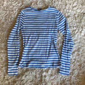 Jättefin randig tröja - Säljer en jättefin randig tröja som används ca 2-3 gånger💕 