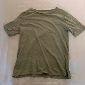T shirt - T shirt från Gina, använd ett fåtal gånger men inga skvadanker.