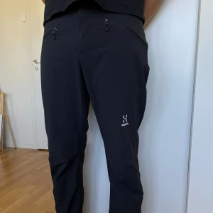 Byxor - Byxor från Haglöfs i storlek M men skulle säga att det passar en S också. Jättefint skick, säljer pågrund av att det är för små. Ordinarie pris 900kr. 