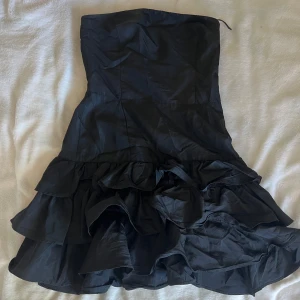 Klänning volang zara - Fint skick! 