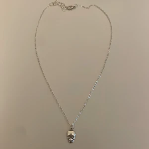 Dödskalle halsband - Ett jätte fint dödskalle halsband💕handgjord💕🥰skriv för mer/bättre bilder elr skriv om ni har några frågor😇😇