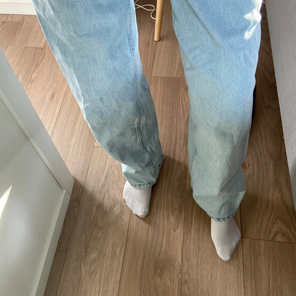 snygga jeans som tyvärr är för små för mig, nyskicki bra kvalitet! storleken är 25/30. . Jeans & Byxor.