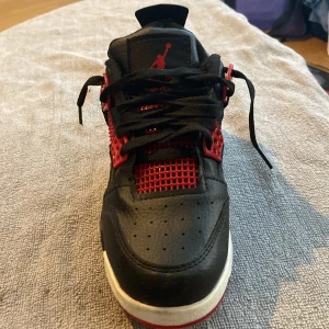 Jordan 4 - Storlek 38 liten i storleken 