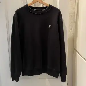 Svart Calvin Klein sweatshirt stl: M Sparsamt använd. Inga skador eller fläckar. Köpt på NK i Göteborg.