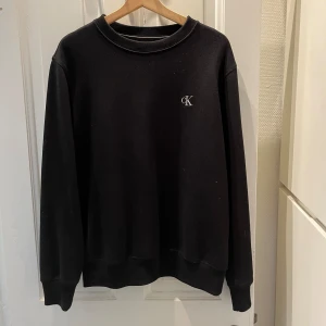 Calvin Klein tröja svart (stl M) - Svart Calvin Klein sweatshirt stl: M Sparsamt använd. Inga skador eller fläckar. Köpt på NK i Göteborg.