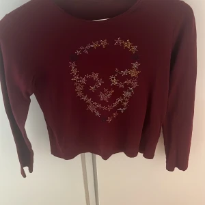 Zadig tröja  - Säljer en jättefin vinröd sweatshirt❤️ den är i jättefint skick alla stenar är kvar. Bara ett litet hål som inte alls syns (se bild 3)där av pris hör av er vid frågor❤️