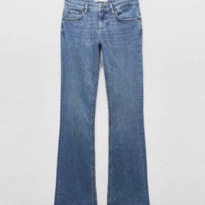 Bootcut jeans  - Säljer dessa supersnygga jeans från zara som inte sälj längre på grund av de är försmå. Dem är använda men inga större defekter. Skriv privat för fler bilder. 