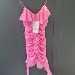 Zara klänning  - Säljer denna fina klänning från zara. Aldrig använd med prislapp kvar.
