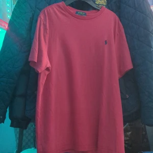 Ralph Lauren tshirt  - Raffe tirsha, använt 3 gånger, två jättesmå hål under armen på höger och en liten på vänster armhåla. L i barn storlek 