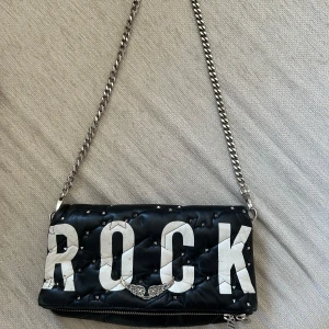 Zadig & Voltaire väska - Unik väska från Zadig & Voltaire. Köpt för 3100kr på Zalando och kvitto finns om så önskas. Lite slitage i texten på väskan men annars bra skick. 